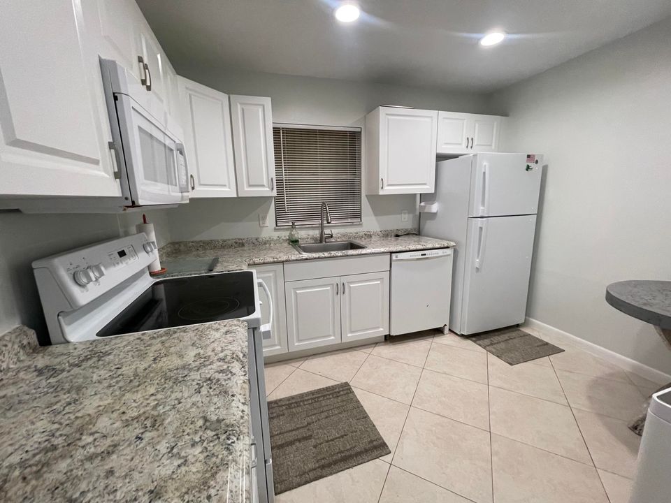 For Rent: $1,600 (1 beds, 1 baths, 700 Square Feet)