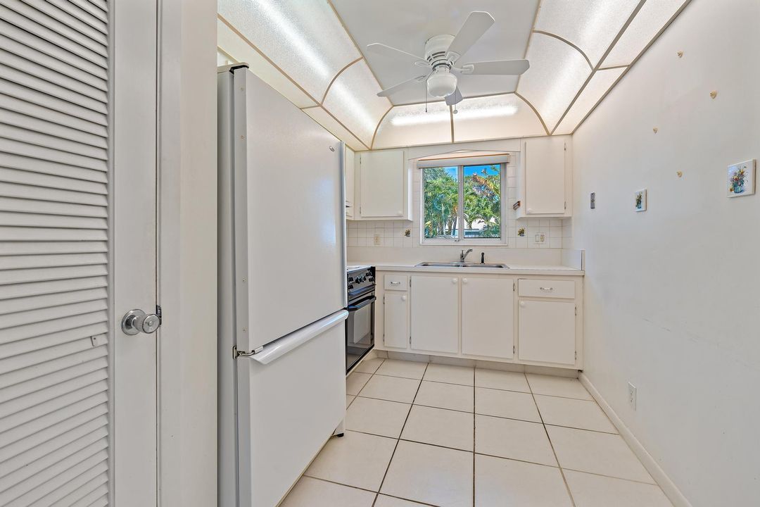 For Sale: $260,000 (2 beds, 2 baths, 886 Square Feet)