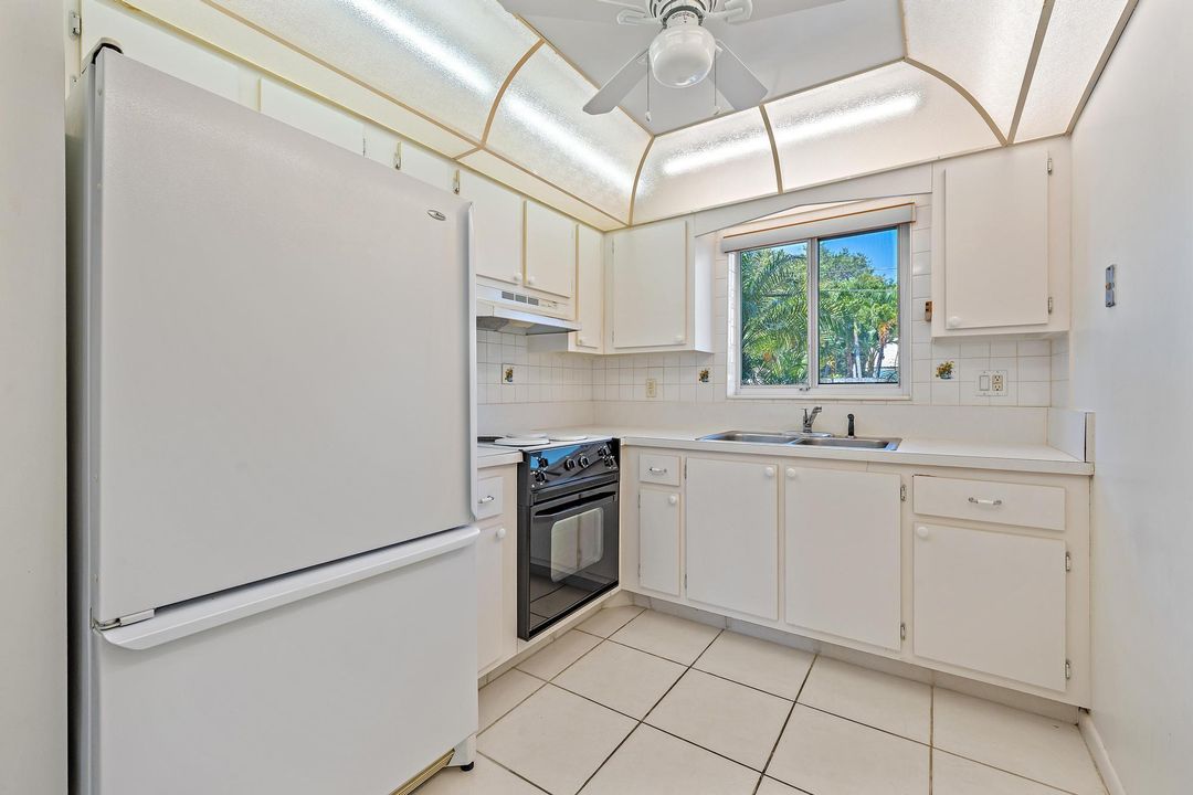 For Sale: $260,000 (2 beds, 2 baths, 886 Square Feet)