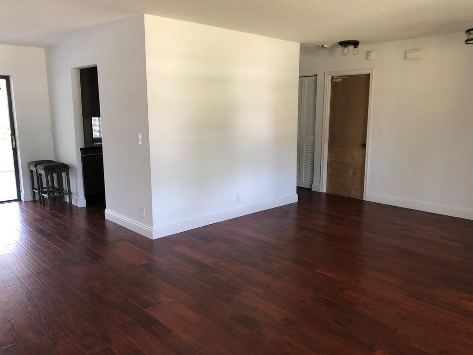 Active With Contract: $3,900 (2 beds, 2 baths, 1390 Square Feet)