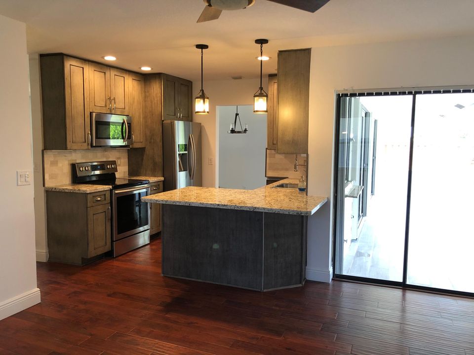 Active With Contract: $3,900 (2 beds, 2 baths, 1390 Square Feet)