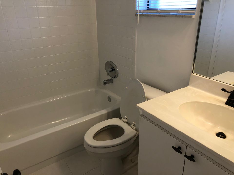 Active With Contract: $3,900 (2 beds, 2 baths, 1390 Square Feet)