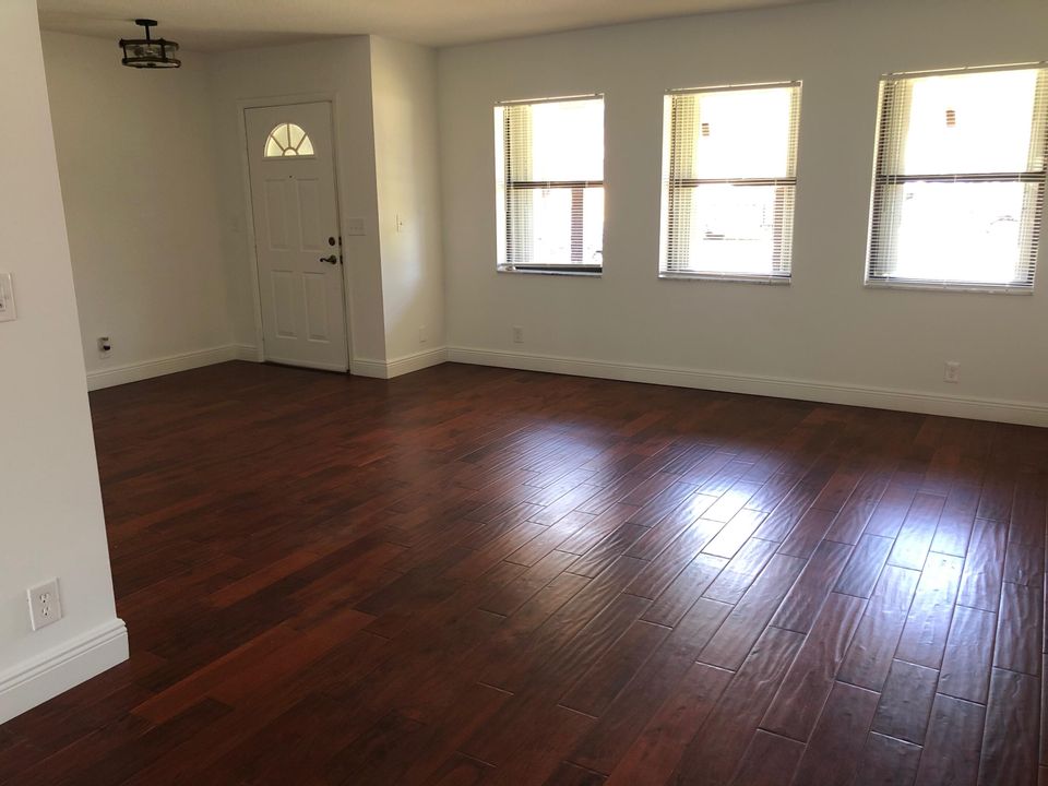 Active With Contract: $3,900 (2 beds, 2 baths, 1390 Square Feet)