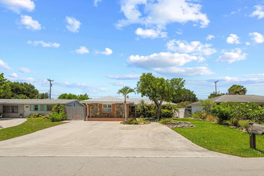 For Sale: $715,000 (3 beds, 2 baths, 1850 Square Feet)