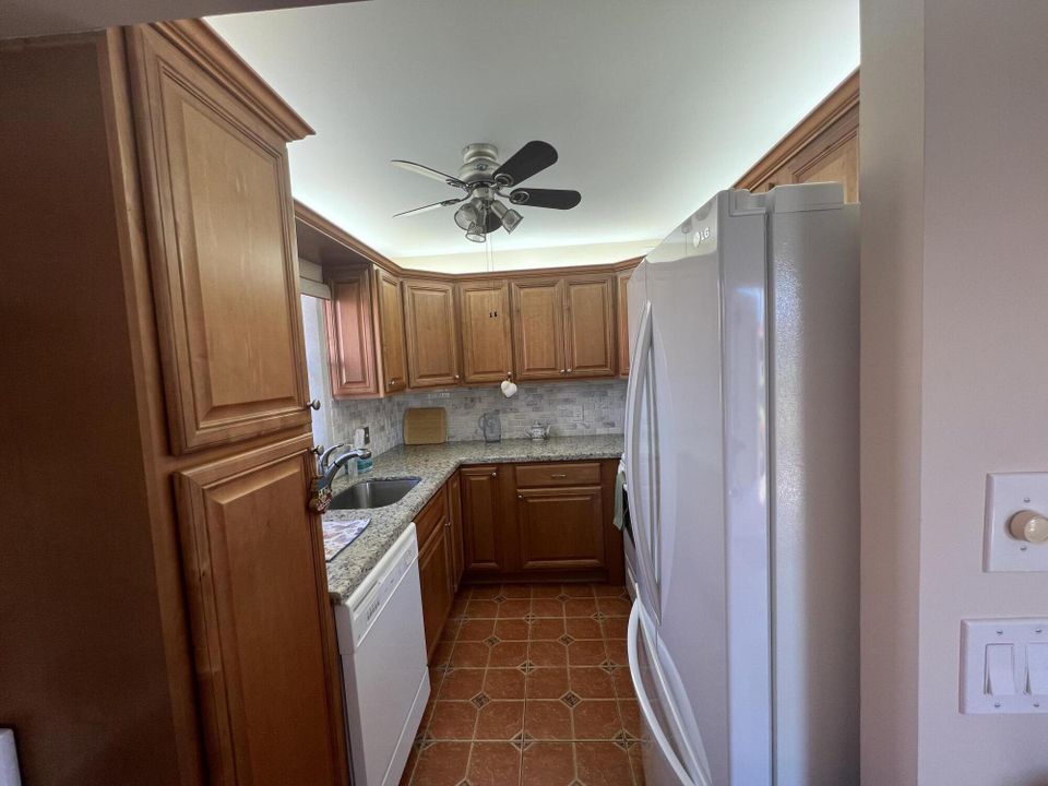 For Sale: $112,500 (2 beds, 2 baths, 883 Square Feet)