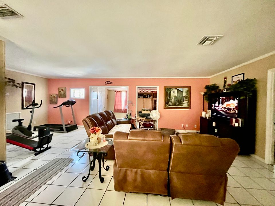 For Sale: $335,000 (2 beds, 1 baths, 1000 Square Feet)