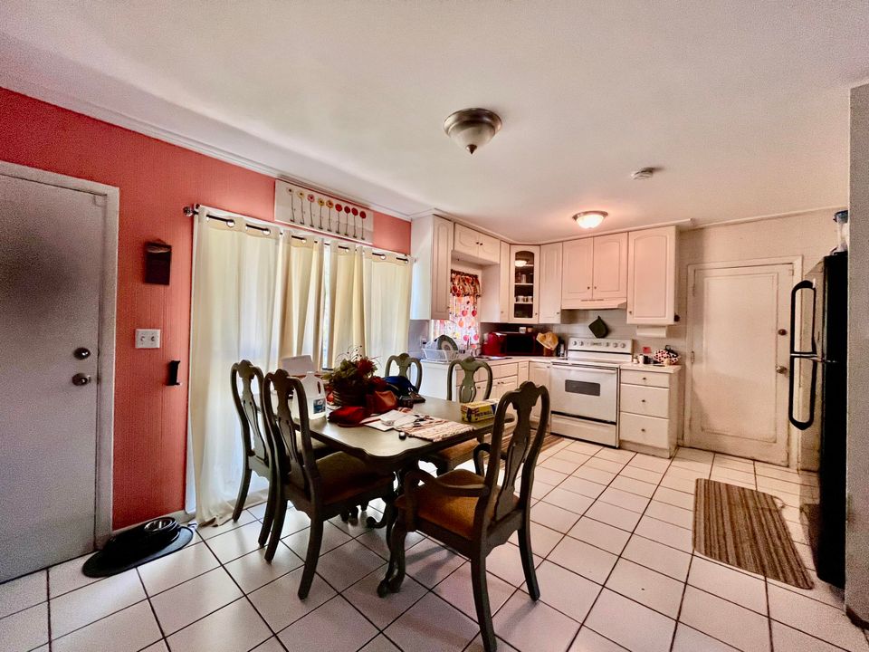 For Sale: $335,000 (2 beds, 1 baths, 1000 Square Feet)