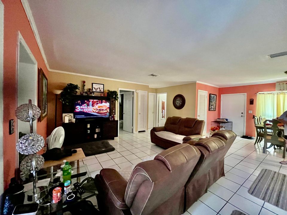 For Sale: $335,000 (2 beds, 1 baths, 1000 Square Feet)