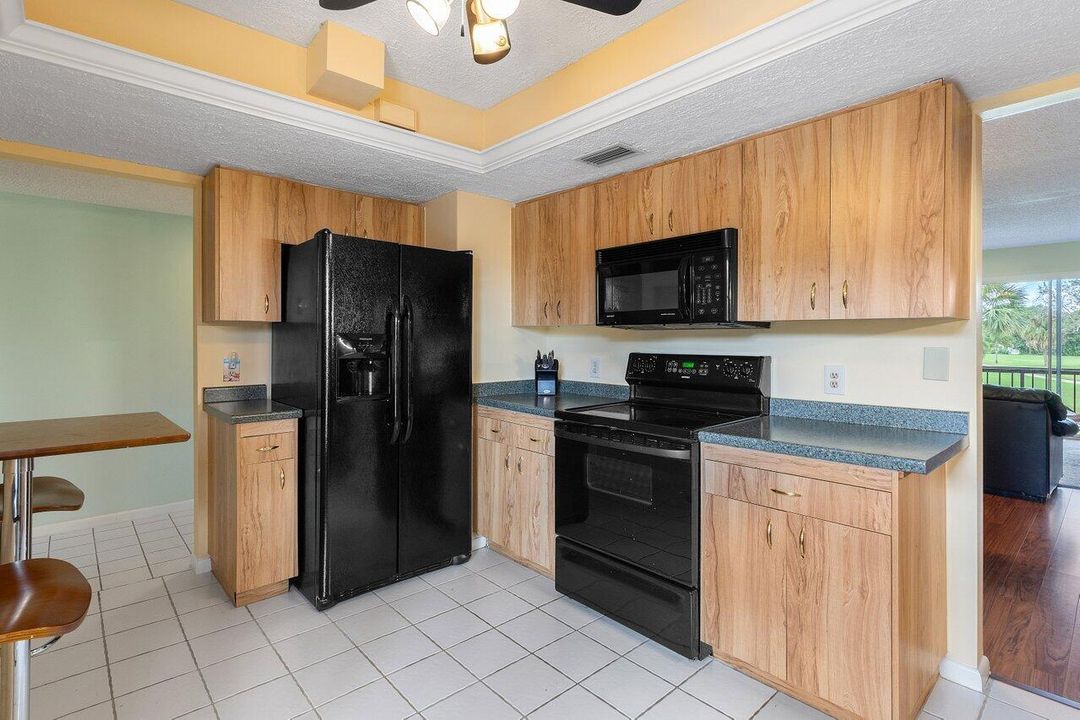 For Sale: $160,000 (1 beds, 1 baths, 903 Square Feet)