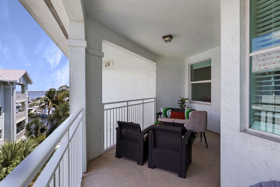 For Sale: $349,000 (2 beds, 2 baths, 1228 Square Feet)