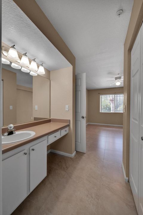 For Sale: $239,900 (2 beds, 2 baths, 1033 Square Feet)