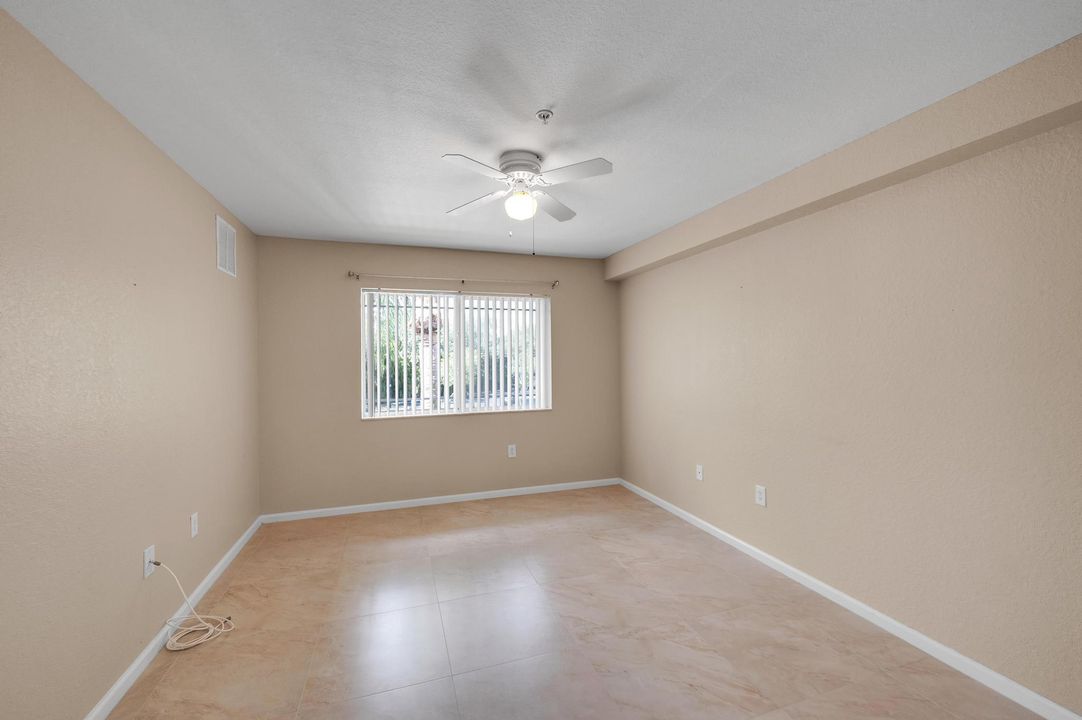 For Sale: $239,900 (2 beds, 2 baths, 1033 Square Feet)