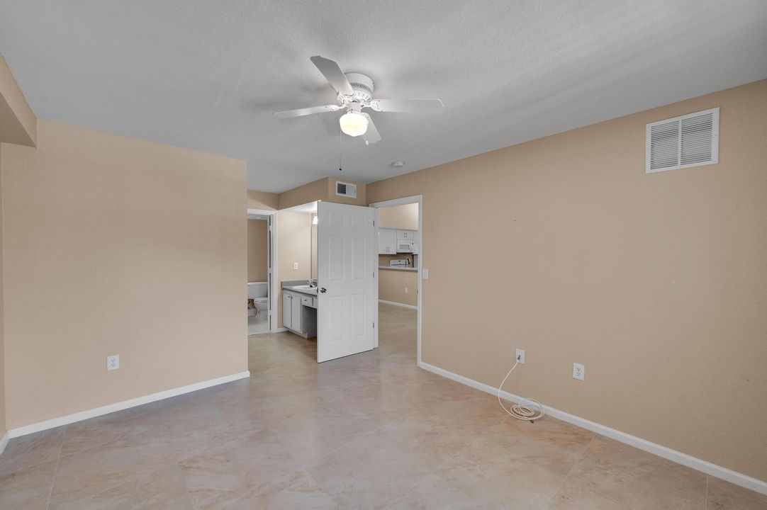 For Sale: $239,900 (2 beds, 2 baths, 1033 Square Feet)