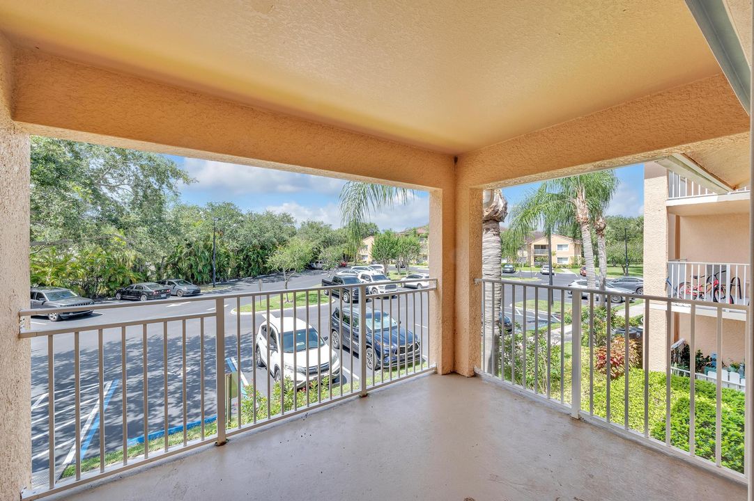 For Sale: $239,900 (2 beds, 2 baths, 1033 Square Feet)