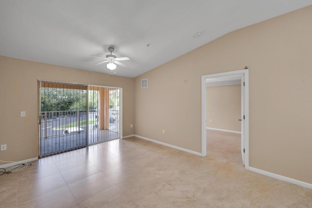 For Sale: $239,900 (2 beds, 2 baths, 1033 Square Feet)