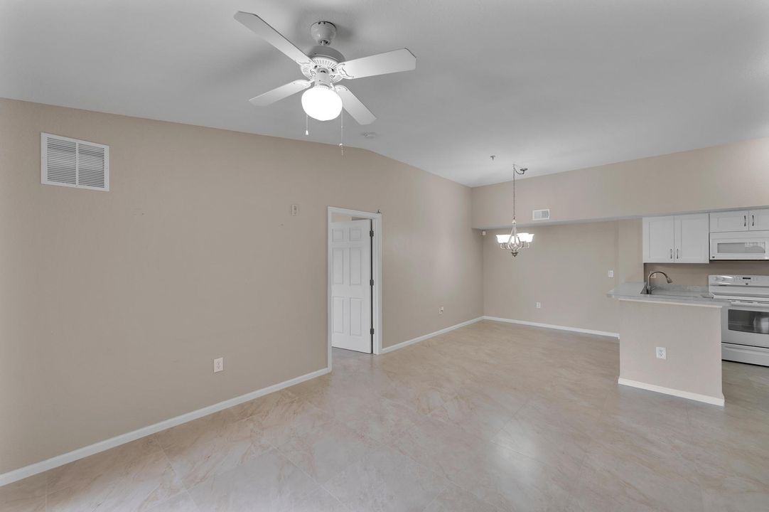 For Sale: $239,900 (2 beds, 2 baths, 1033 Square Feet)