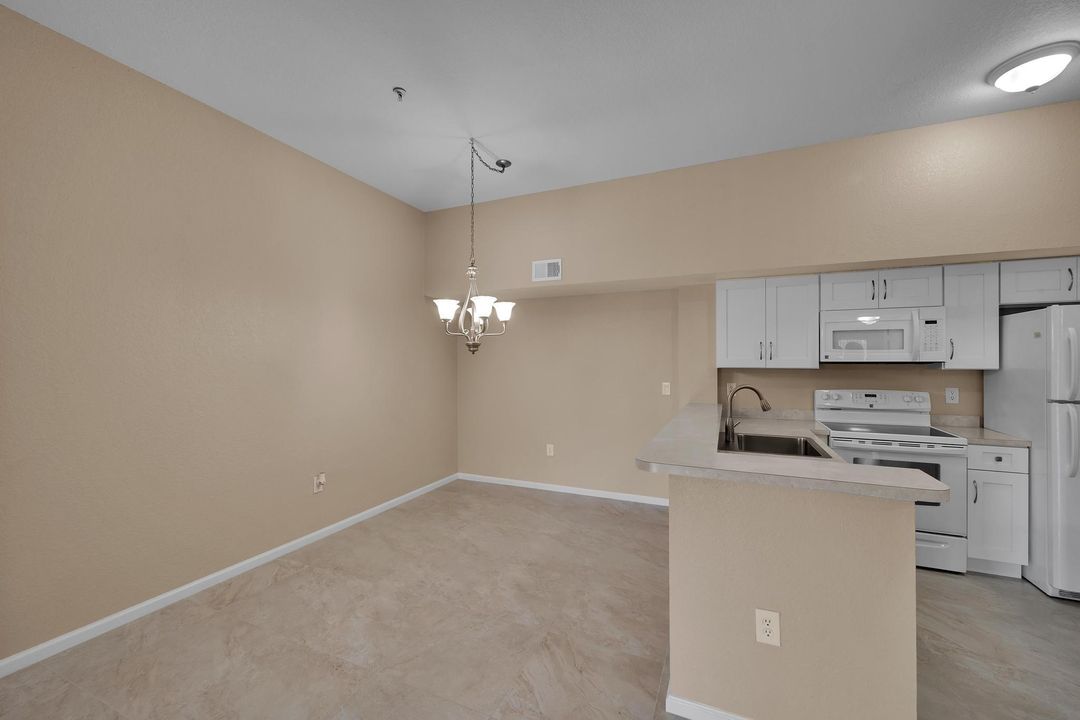 For Sale: $239,900 (2 beds, 2 baths, 1033 Square Feet)