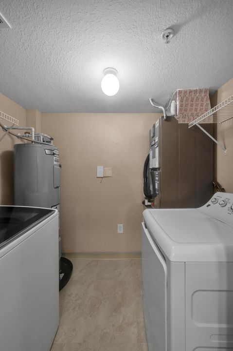 For Sale: $239,900 (2 beds, 2 baths, 1033 Square Feet)