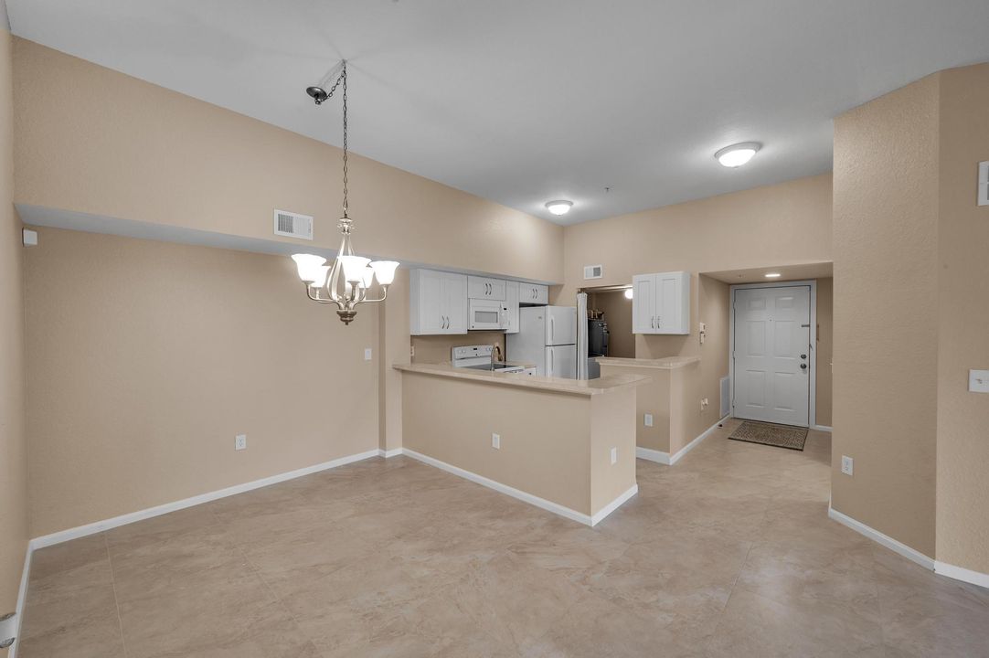 For Sale: $239,900 (2 beds, 2 baths, 1033 Square Feet)