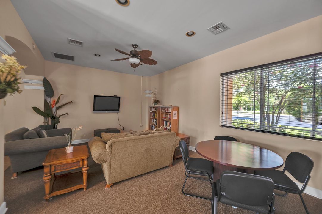 For Sale: $239,900 (2 beds, 2 baths, 1033 Square Feet)