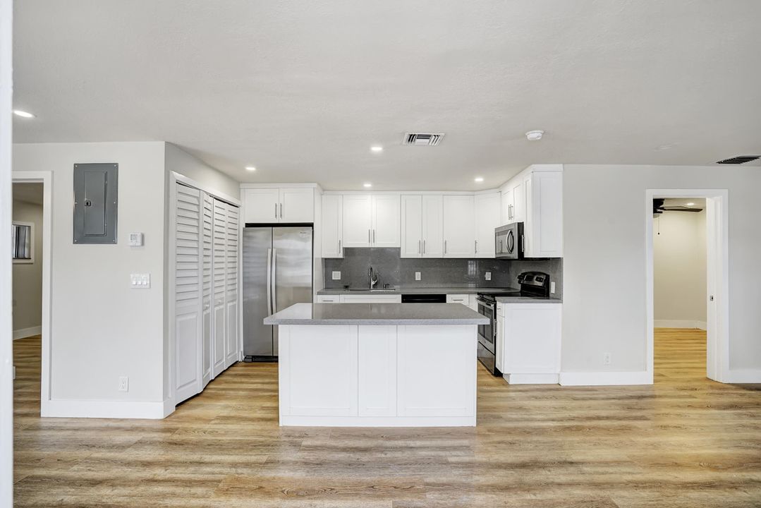 Active With Contract: $2,500 (2 beds, 2 baths, 1175 Square Feet)