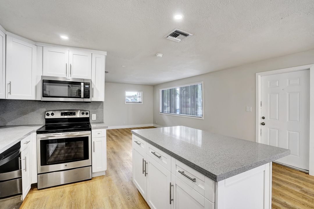 Active With Contract: $2,500 (2 beds, 2 baths, 1175 Square Feet)