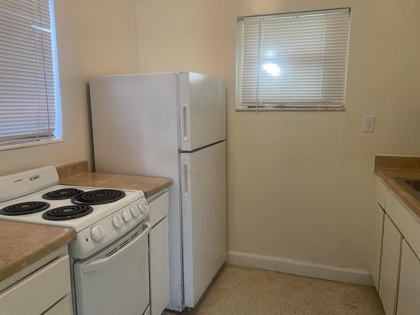 Active With Contract: $1,250 (0 beds, 1 baths, 367 Square Feet)