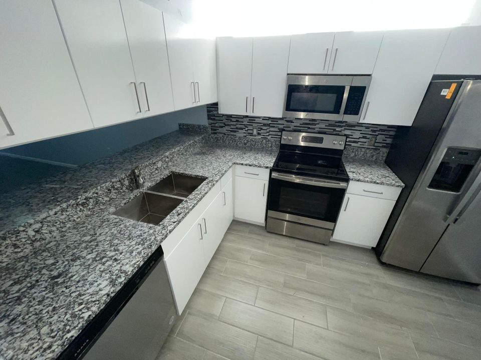 Active With Contract: $2,200 (2 beds, 2 baths, 1397 Square Feet)
