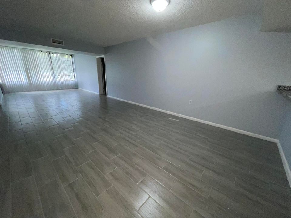 Active With Contract: $2,200 (2 beds, 2 baths, 1397 Square Feet)