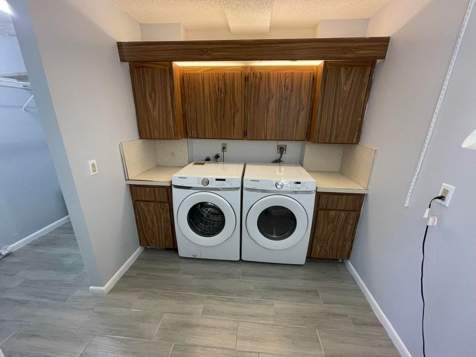 Active With Contract: $2,200 (2 beds, 2 baths, 1397 Square Feet)