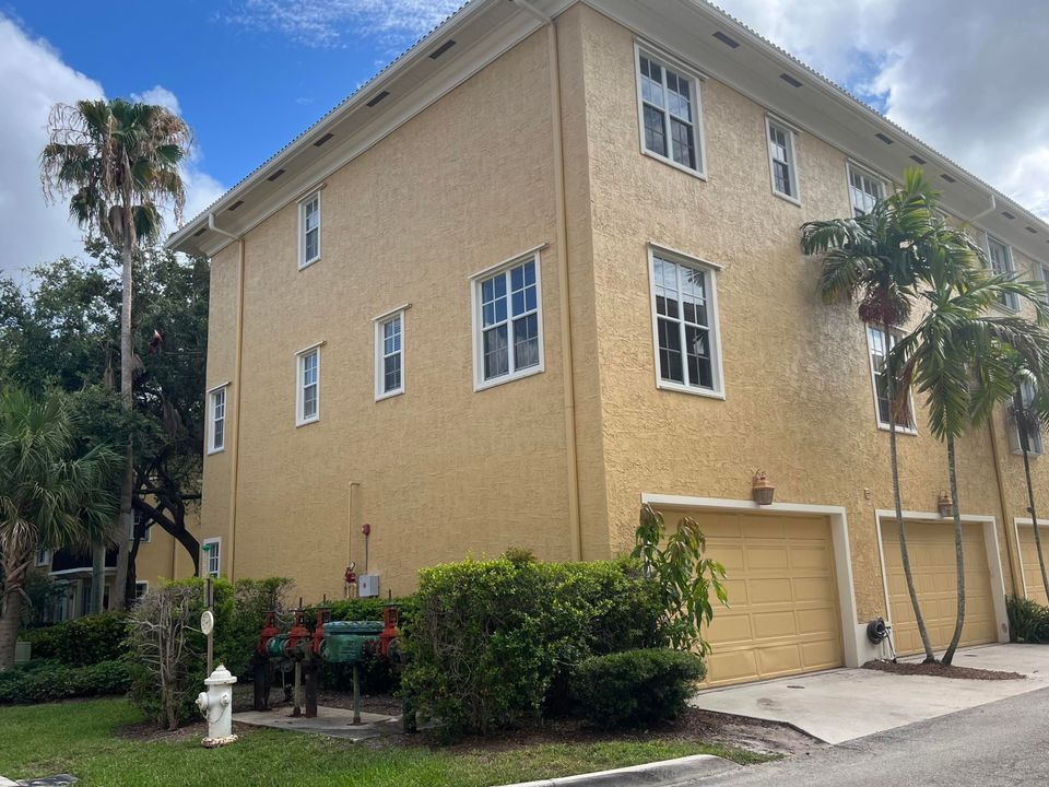 Active With Contract: $3,450 (3 beds, 3 baths, 1953 Square Feet)