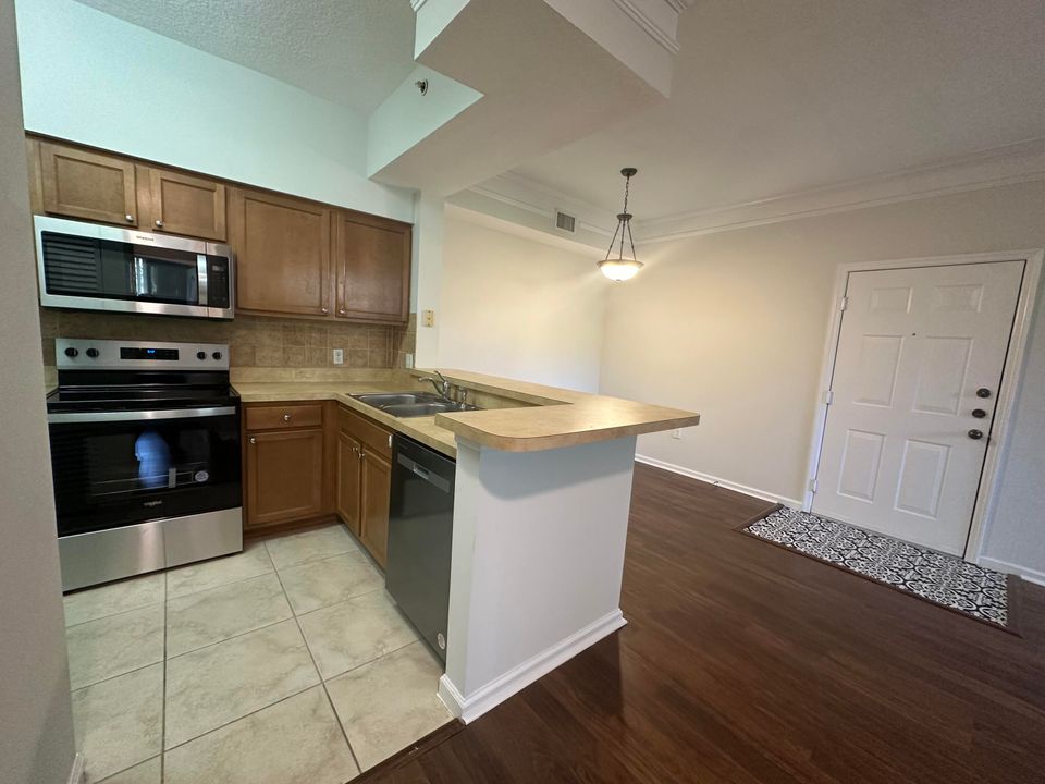 For Rent: $1,895 (1 beds, 1 baths, 604 Square Feet)