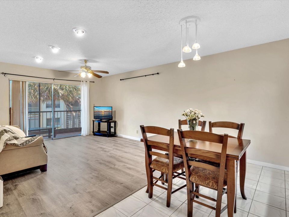 For Sale: $165,000 (2 beds, 2 baths, 1070 Square Feet)