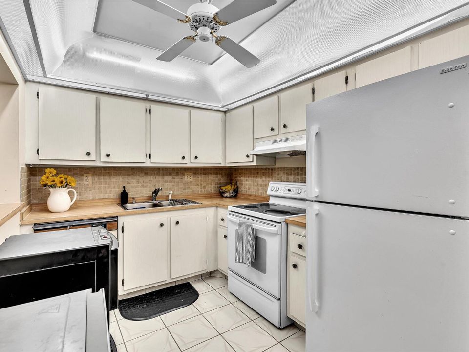 For Sale: $165,000 (2 beds, 2 baths, 1070 Square Feet)