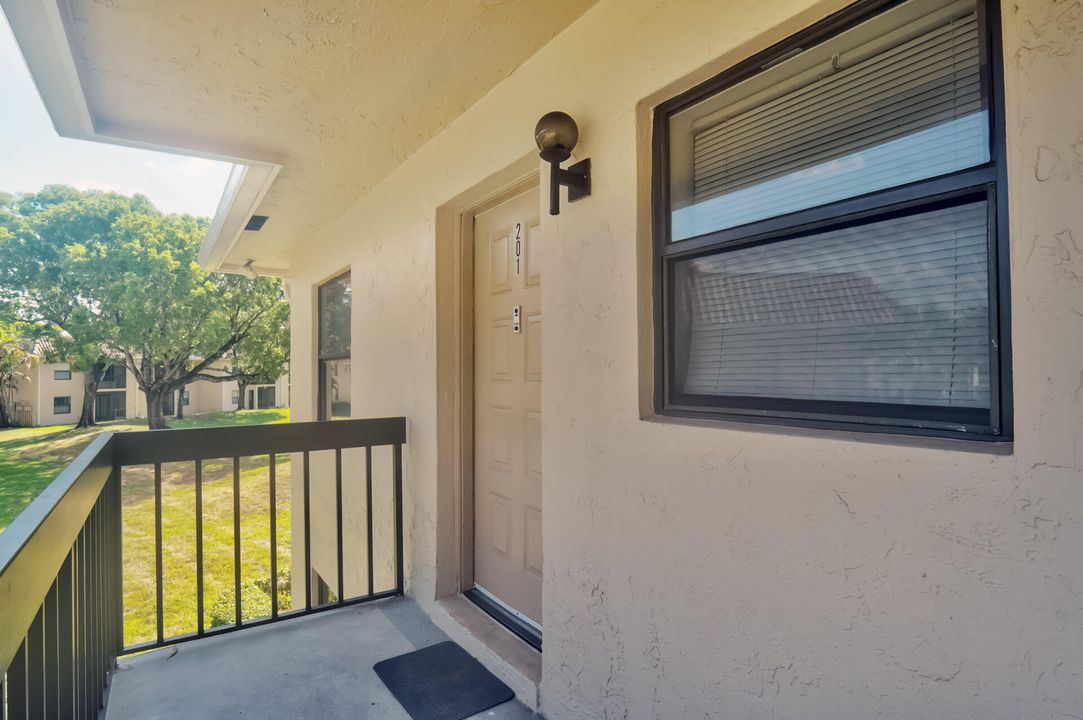 Active With Contract: $229,000 (2 beds, 2 baths, 857 Square Feet)