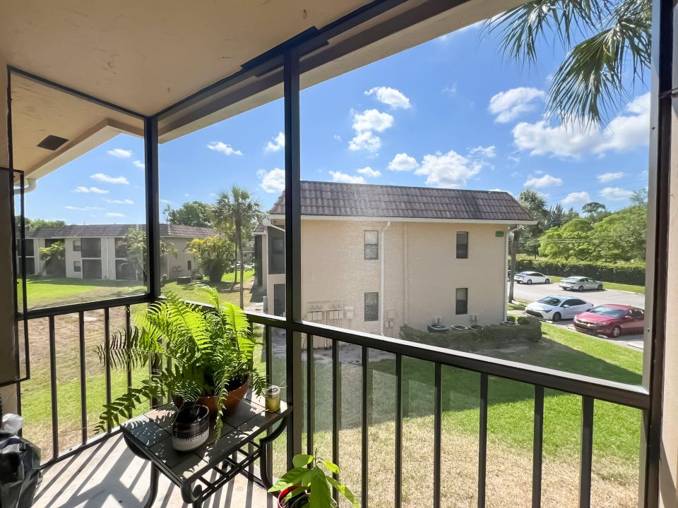 Active With Contract: $229,000 (2 beds, 2 baths, 857 Square Feet)