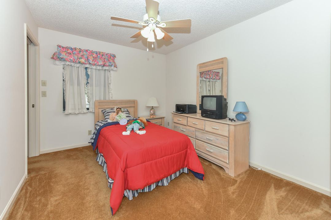 For Sale: $195,000 (2 beds, 1 baths, 1035 Square Feet)