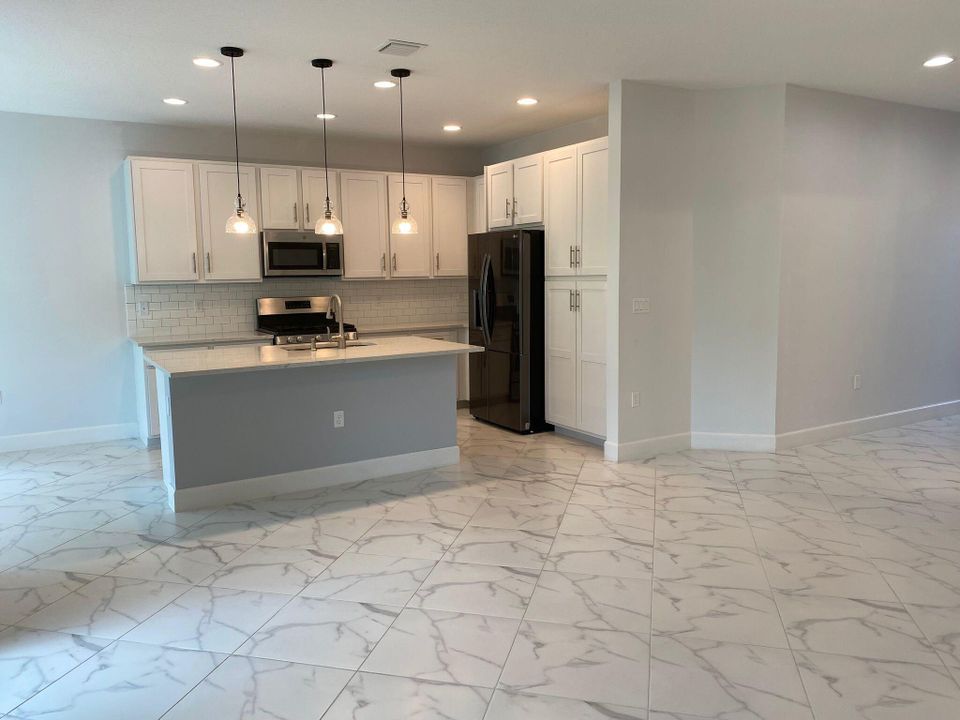 Active With Contract: $2,950 (3 beds, 2 baths, 1599 Square Feet)