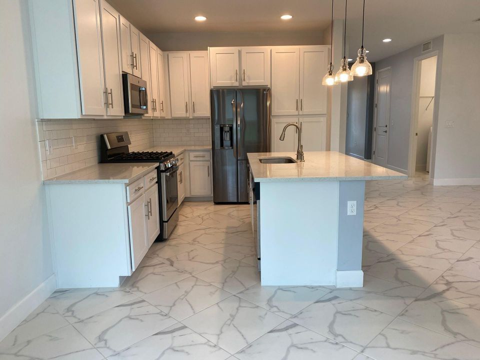 Active With Contract: $2,950 (3 beds, 2 baths, 1599 Square Feet)