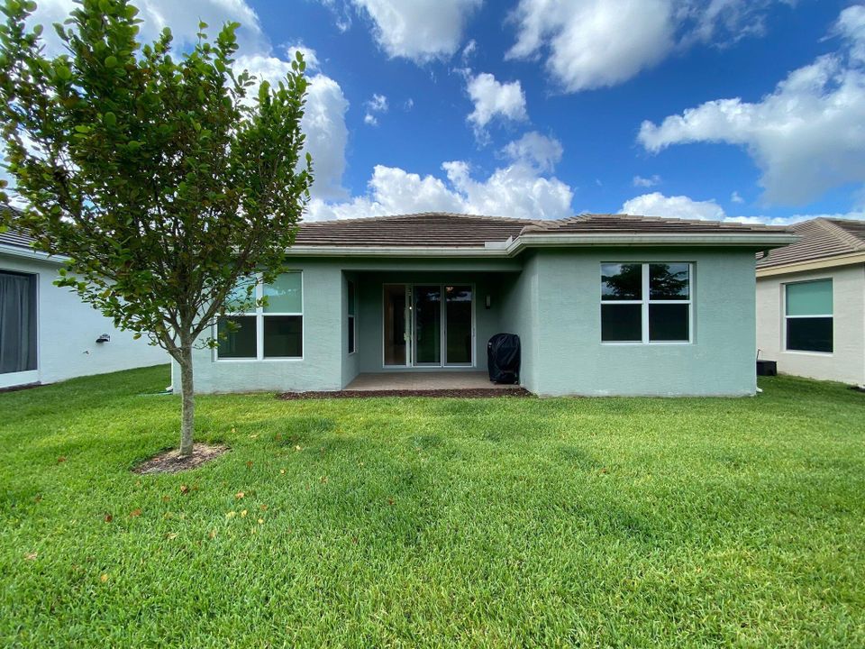 Active With Contract: $2,950 (3 beds, 2 baths, 1599 Square Feet)