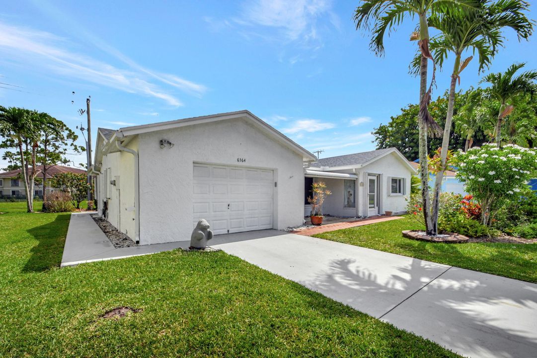 Active With Contract: $359,900 (2 beds, 2 baths, 1928 Square Feet)