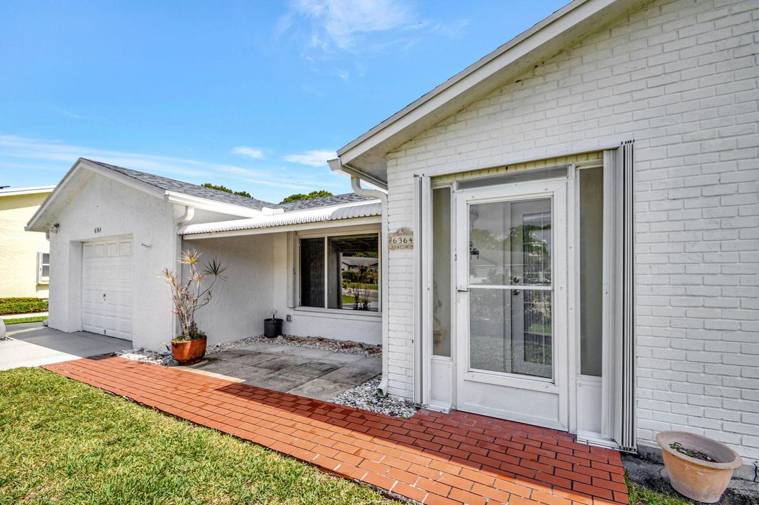 Active With Contract: $359,900 (2 beds, 2 baths, 1928 Square Feet)