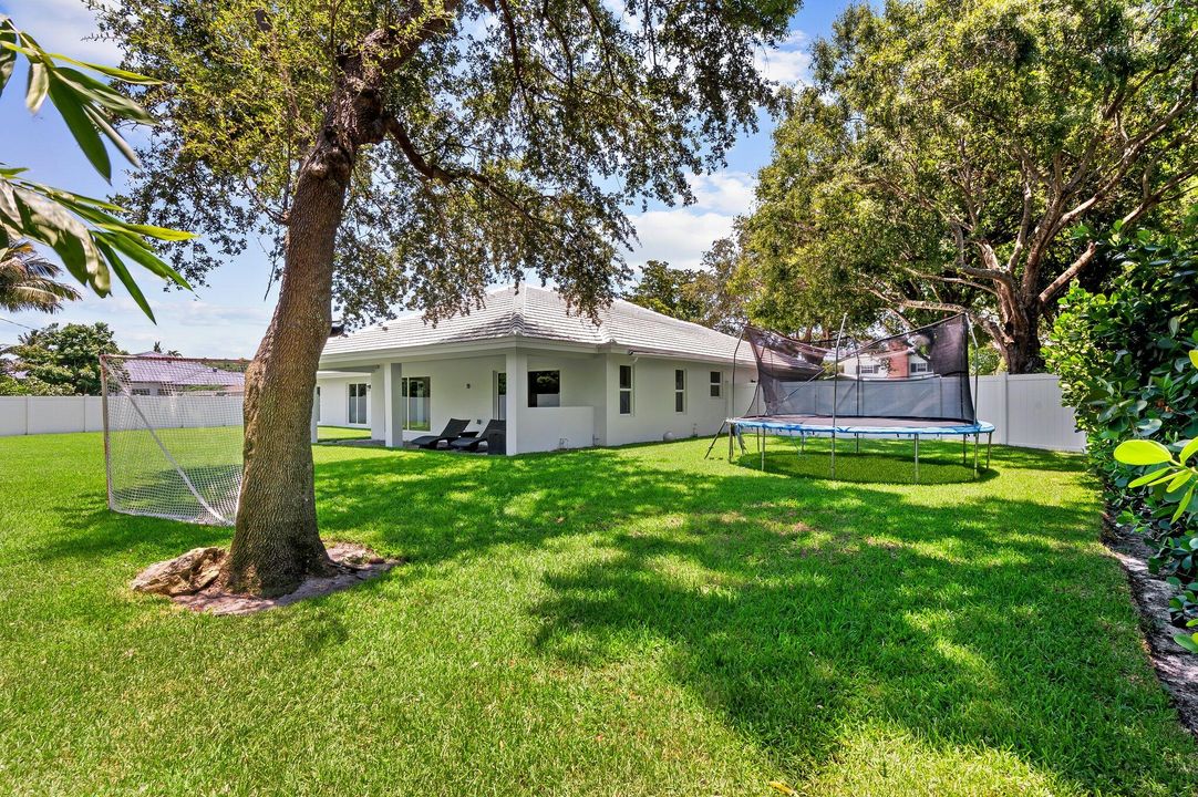 For Sale: $2,600,000 (4 beds, 3 baths, 2565 Square Feet)