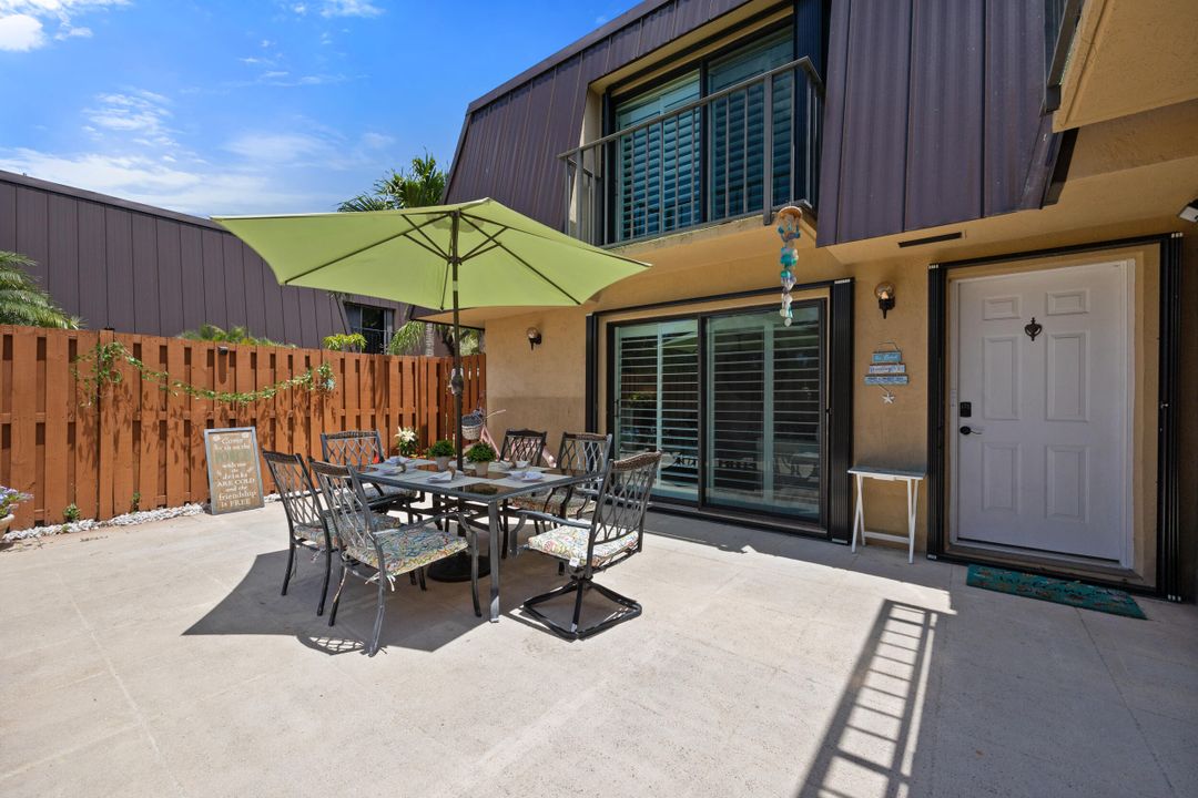 Active With Contract: $289,900 (2 beds, 2 baths, 1288 Square Feet)