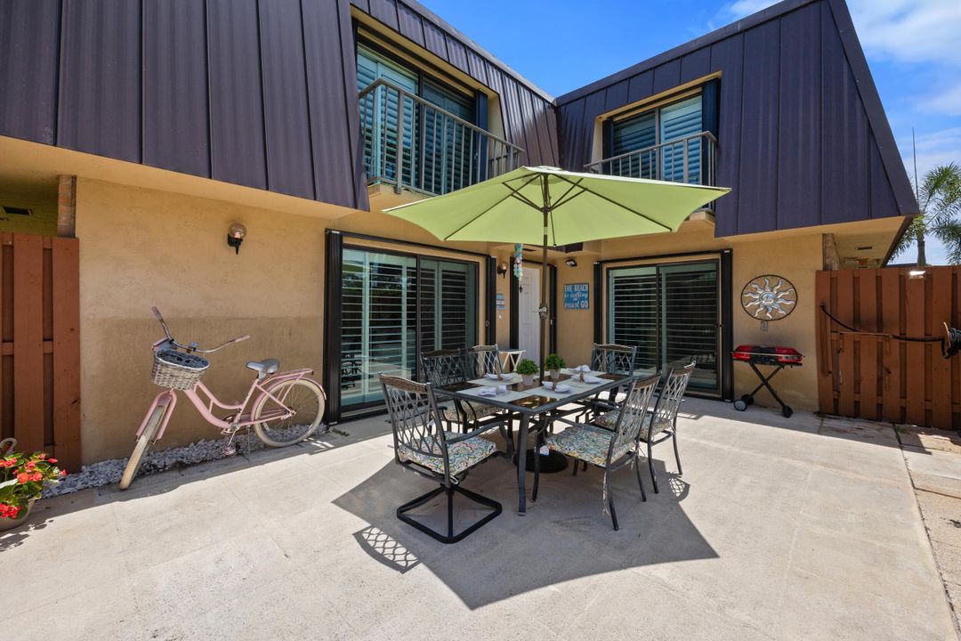 Active With Contract: $289,900 (2 beds, 2 baths, 1288 Square Feet)