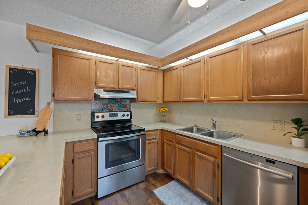 Active With Contract: $289,900 (2 beds, 2 baths, 1288 Square Feet)