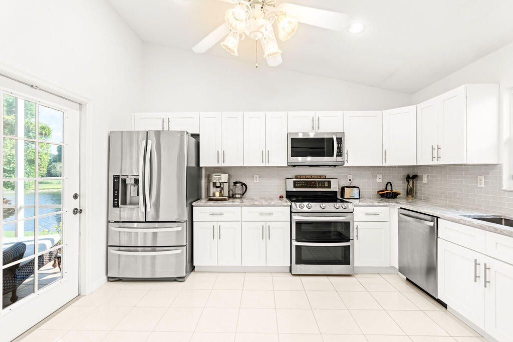 Active With Contract: $467,000 (3 beds, 2 baths, 1546 Square Feet)