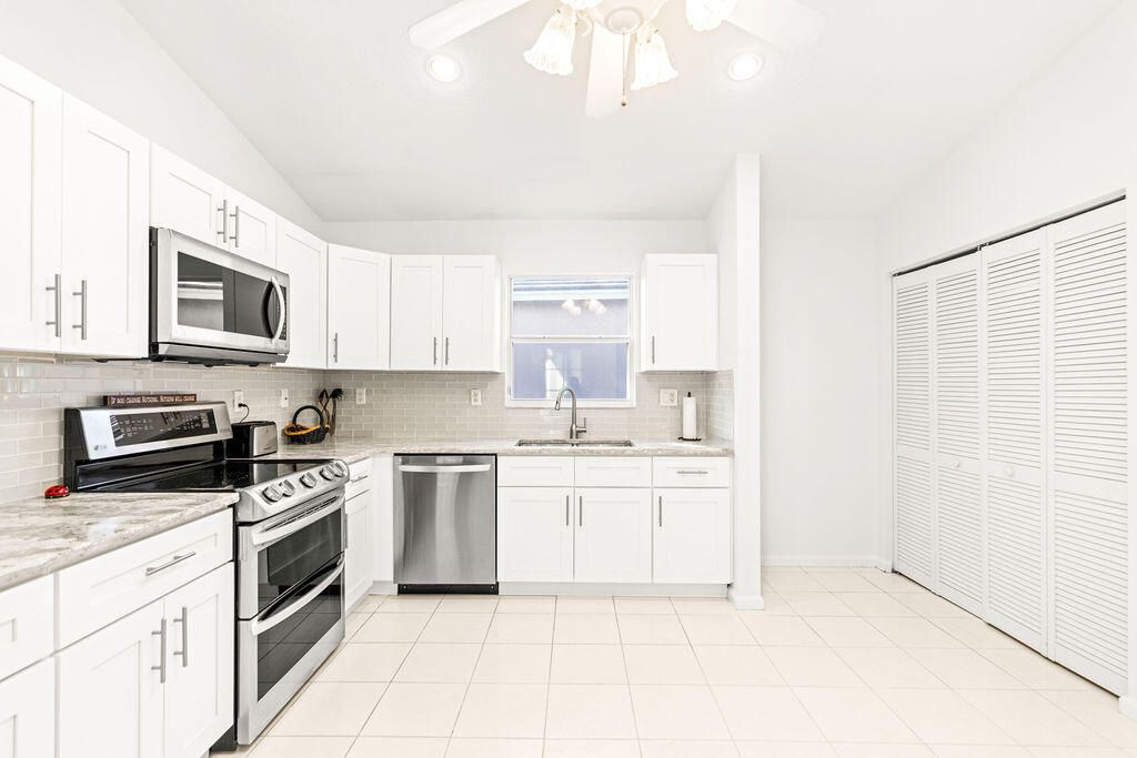 Active With Contract: $467,000 (3 beds, 2 baths, 1546 Square Feet)