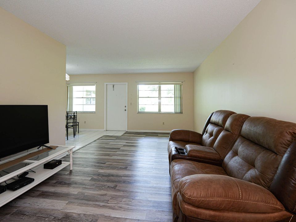 Active With Contract: $115,000 (1 beds, 1 baths, 750 Square Feet)