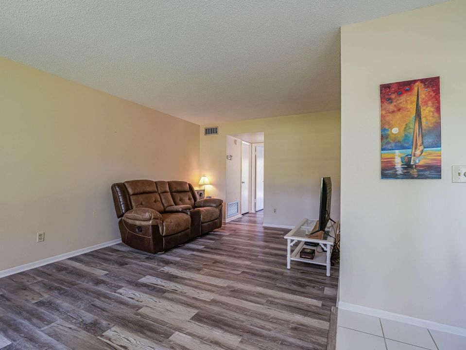Active With Contract: $115,000 (1 beds, 1 baths, 750 Square Feet)
